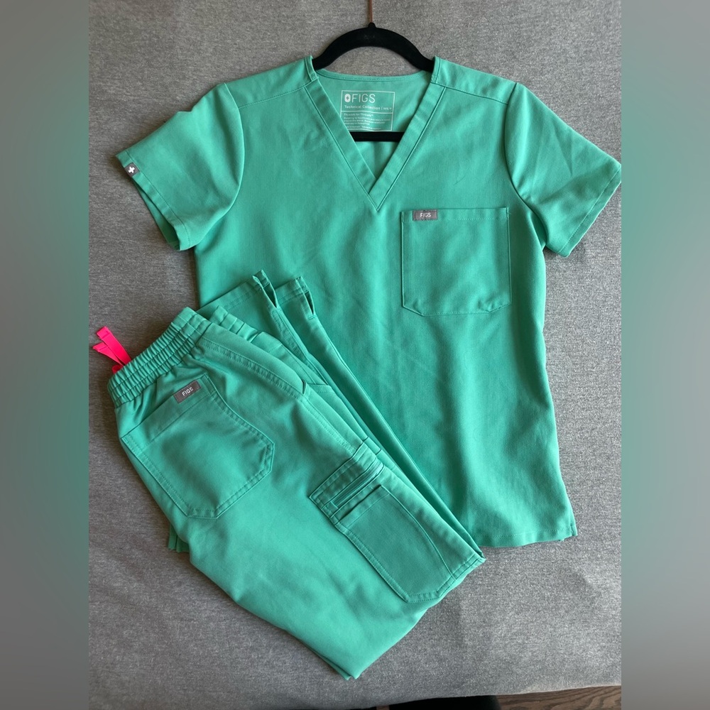 FIGS Catarina Scrub Top / Yola Skinny Scrub Pants